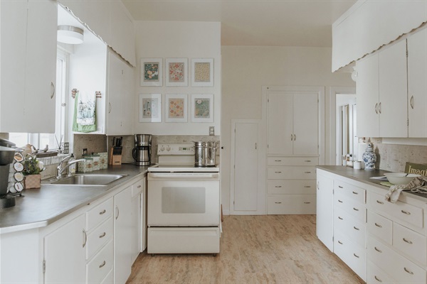 Charm galore! Enjoy this fully stocked kitchen. Including an assortment of china for you to choose from to create a perfect table setting. 