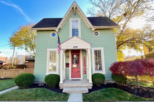 Cottage d’Amore exterior in downtown Miamisburg