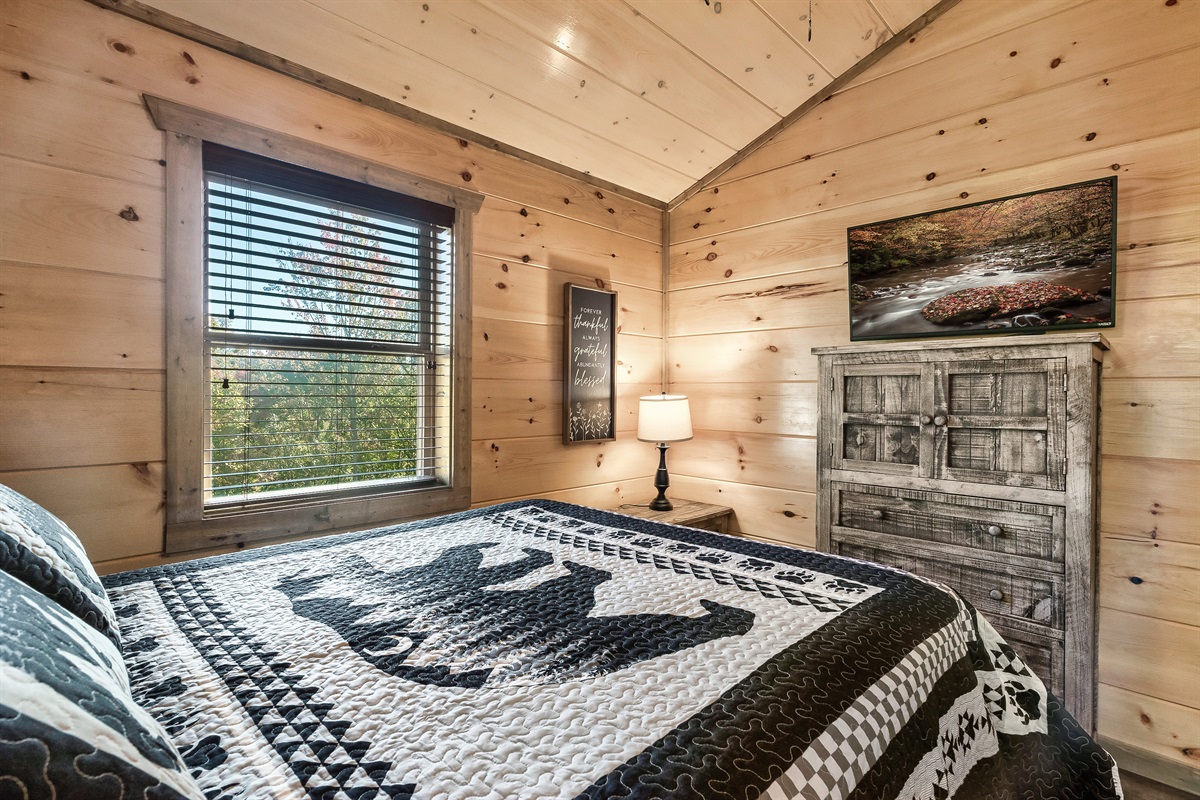 Queen Bedroom With Comfortable Sleeping Space