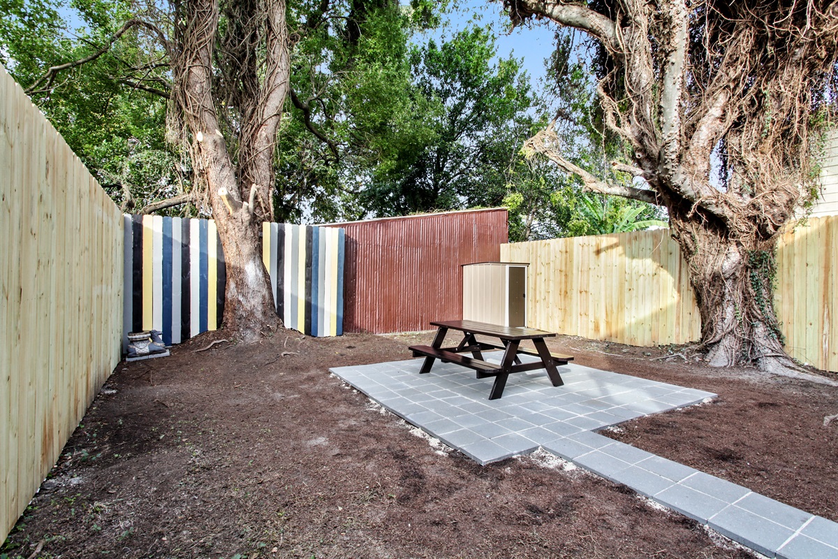 Tranquil, private backyard. Propane grill.