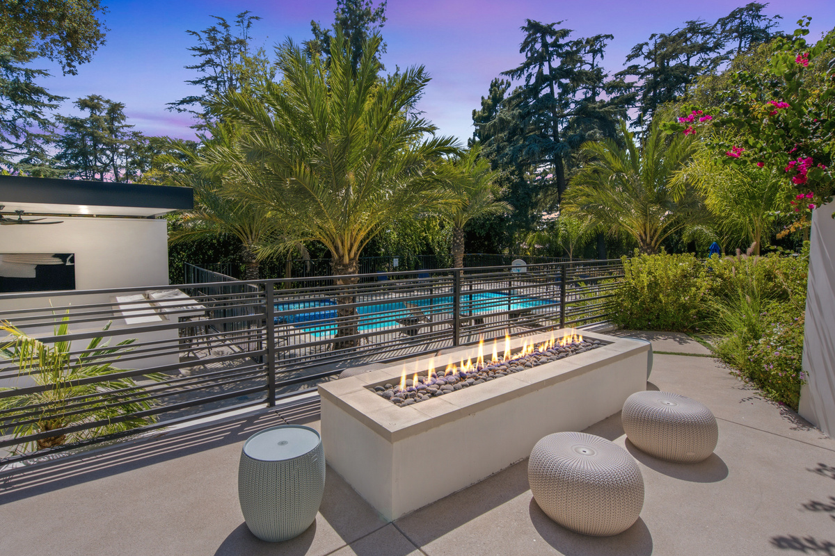 Everything you need for a relaxing day by the pool, all in one space.