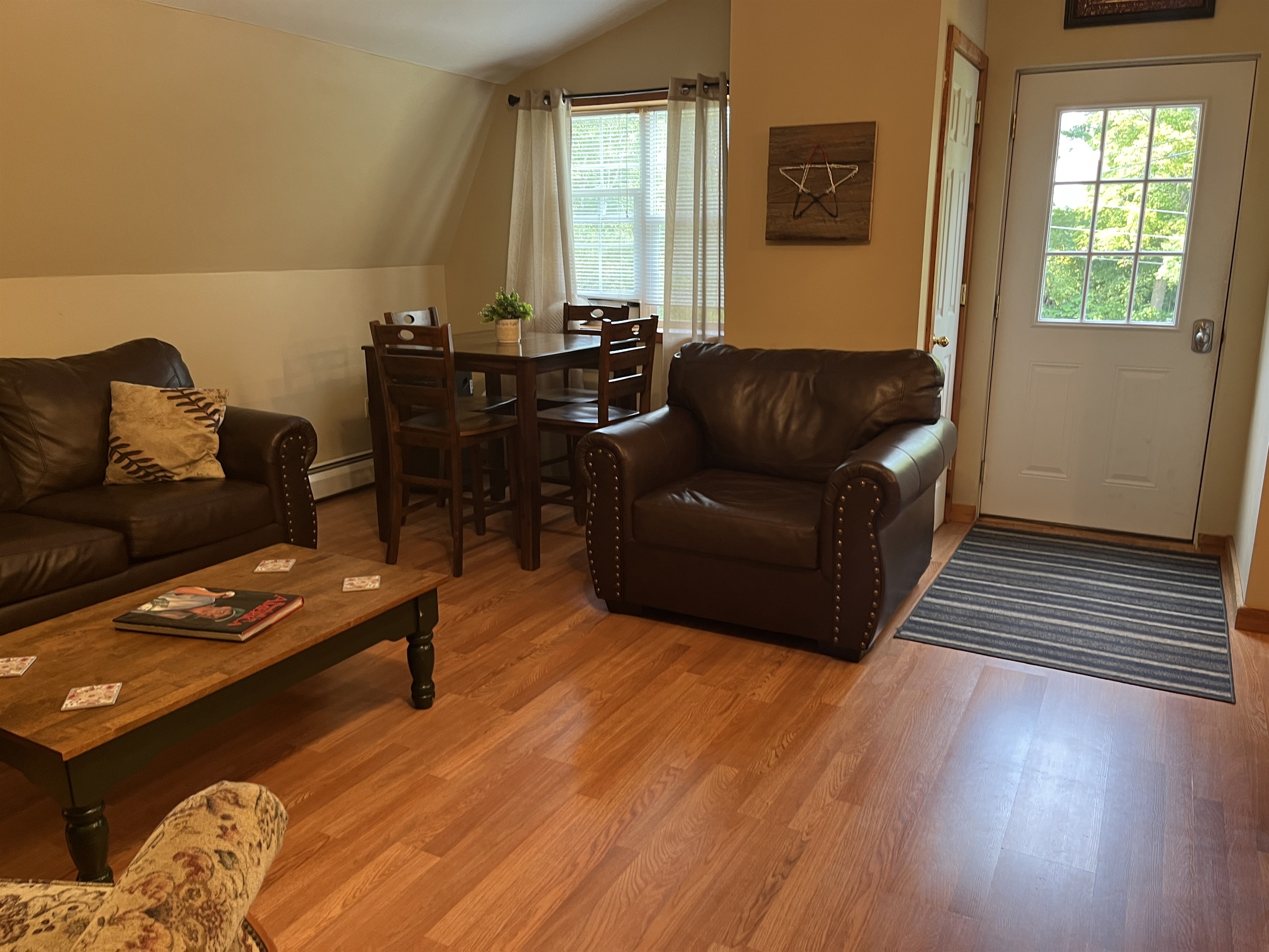 Living/dining area and entrance