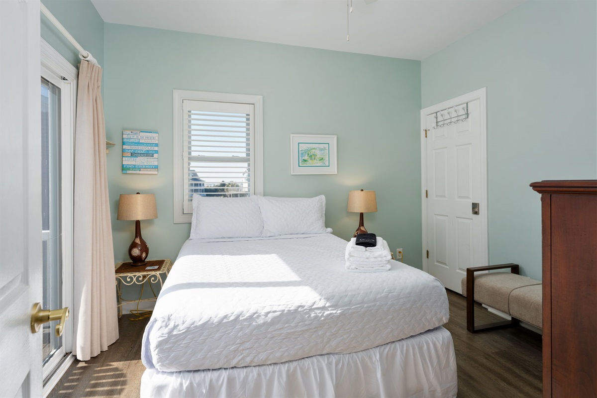 Bedroom 4 - Queen Bed - Located on 3rd Floor