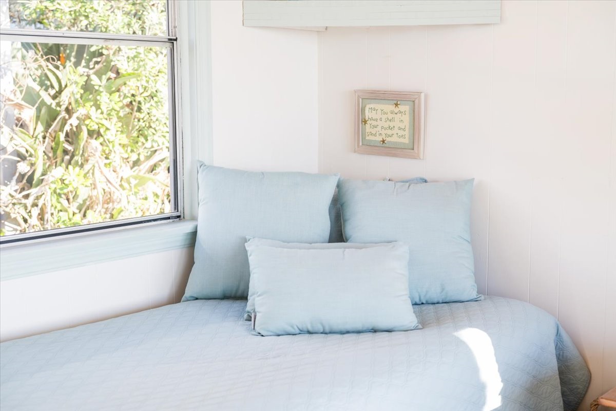 Twin lounging bed in living area