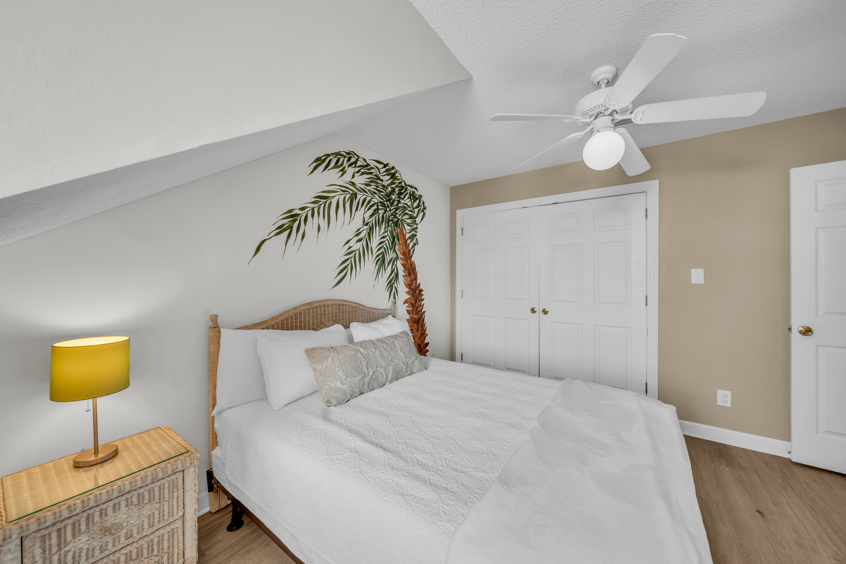 East upstairs queen bedroom