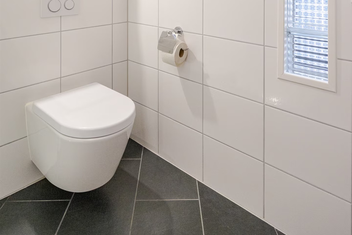 En-suite bathroom with WC