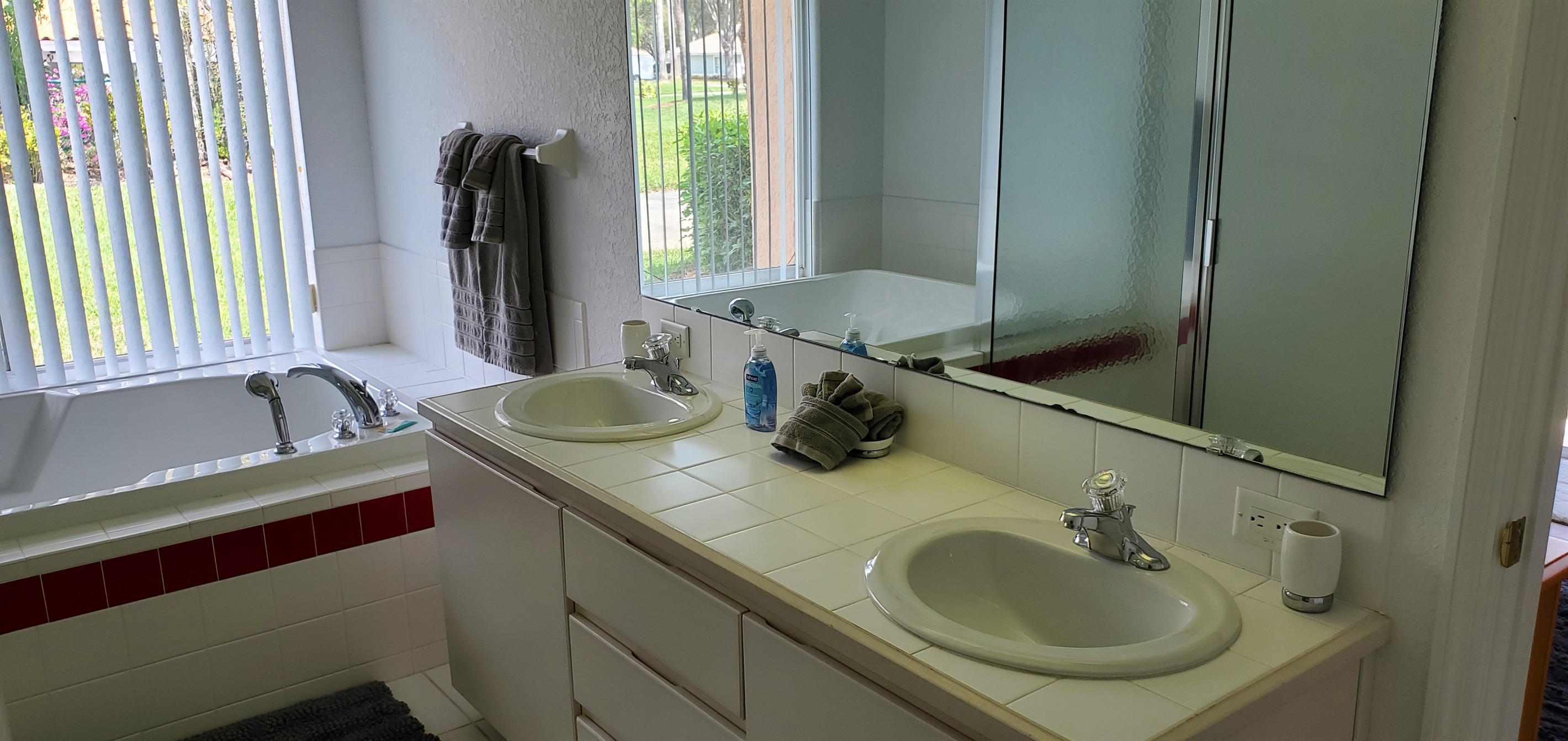 Master bedroom ensuite/private bath with sunk-in tub
