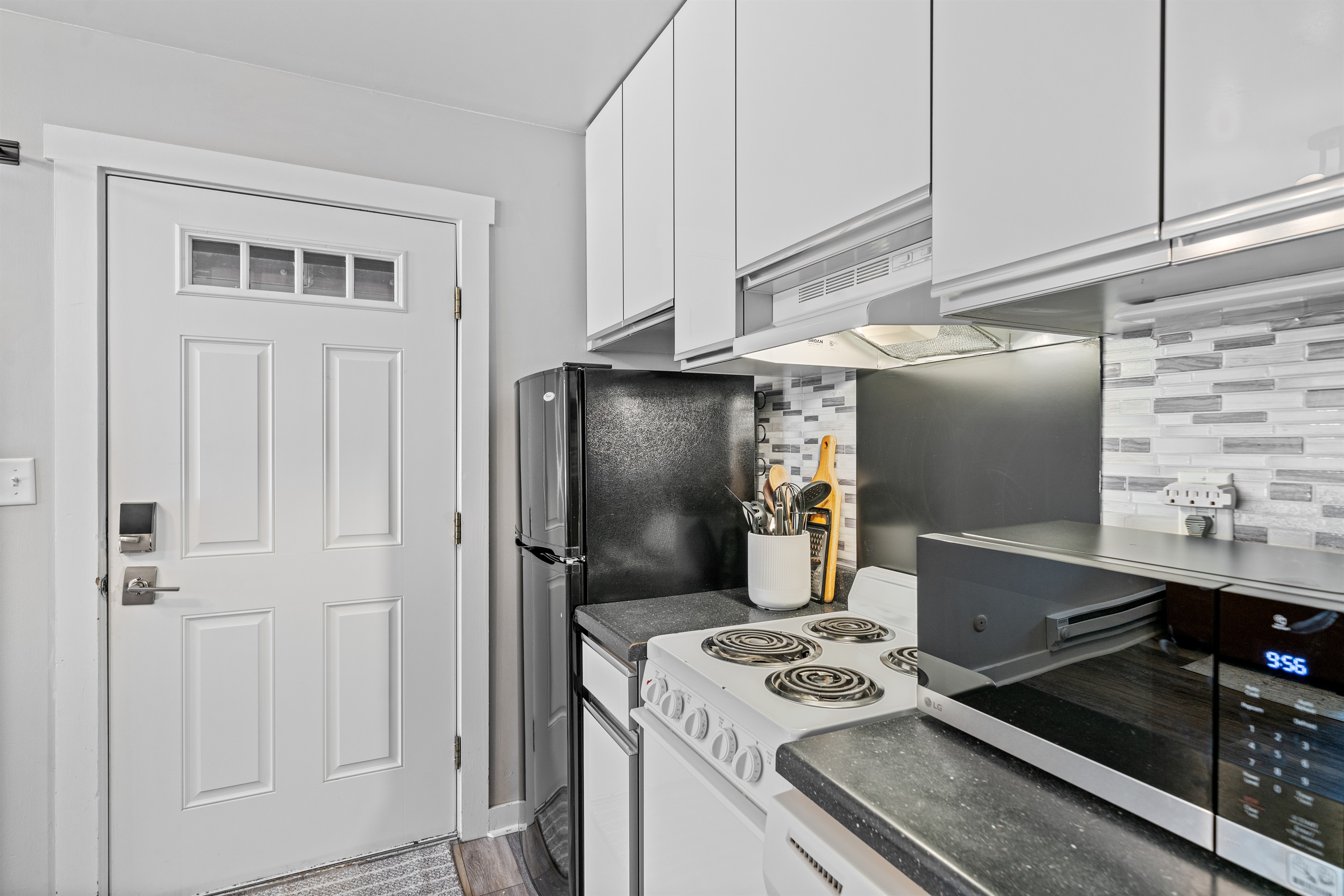 Use the full-size refrigerator, stove or dishwasher during your stay