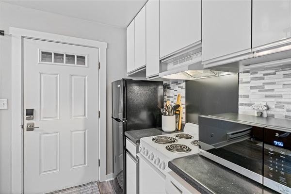 Use the full-size refrigerator, stove or dishwasher during your stay