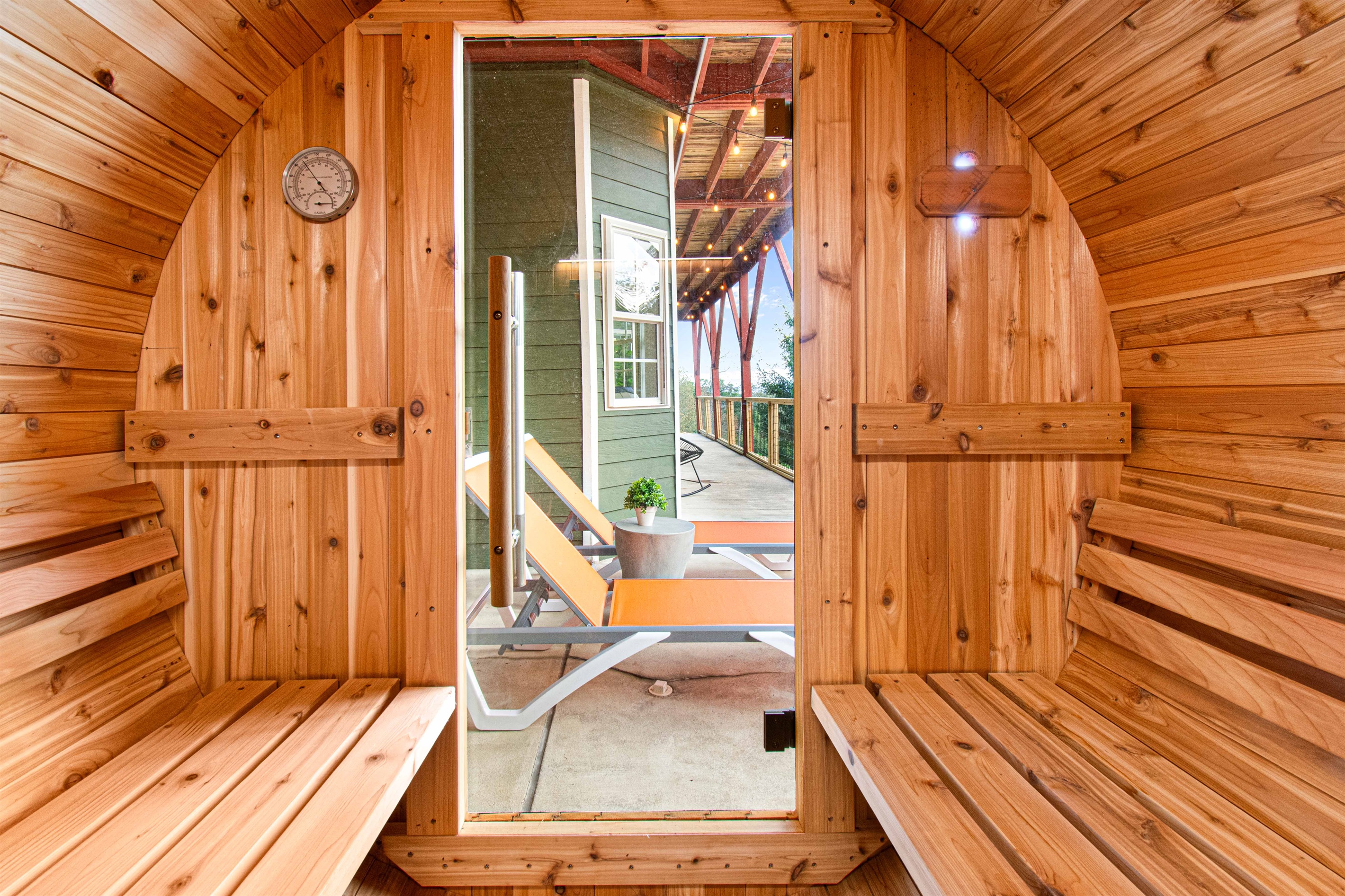 Unwind in our cozy 4-person barrel steam sauna! 🌿✨ Relax, rejuvenate, and let the stress melt away in this perfect retreat for you and your friends. Your oasis of tranquility awaits! 💆‍♀️💆‍