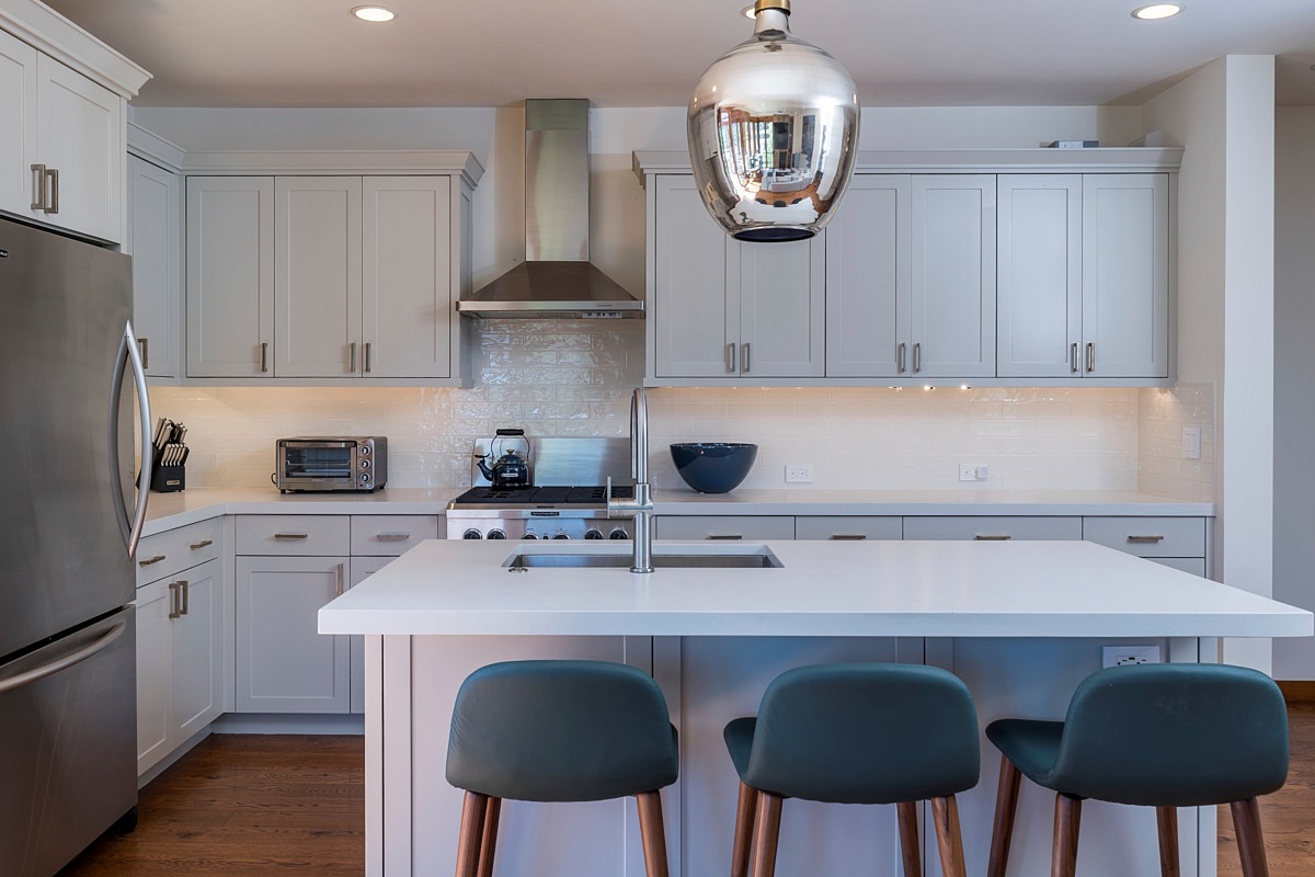 Kitchen Island seats 3