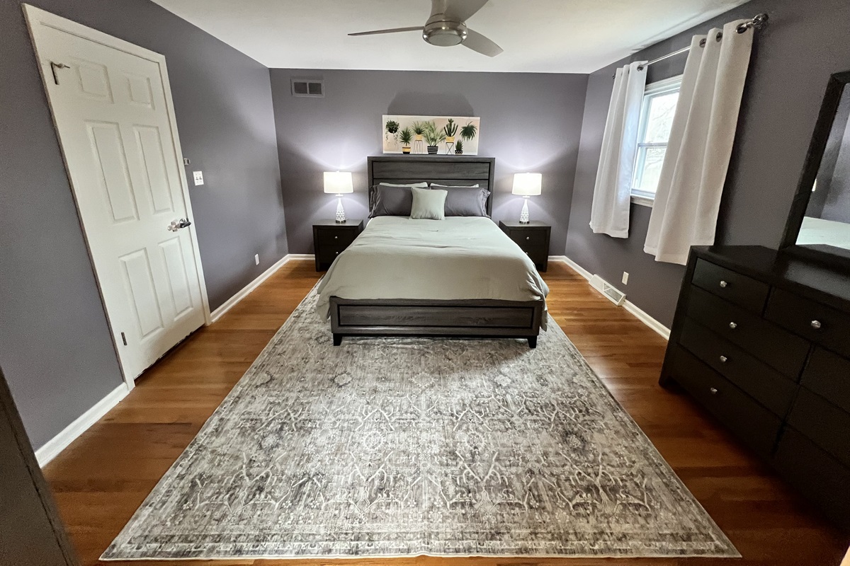 Large Master Bedroom - Queen