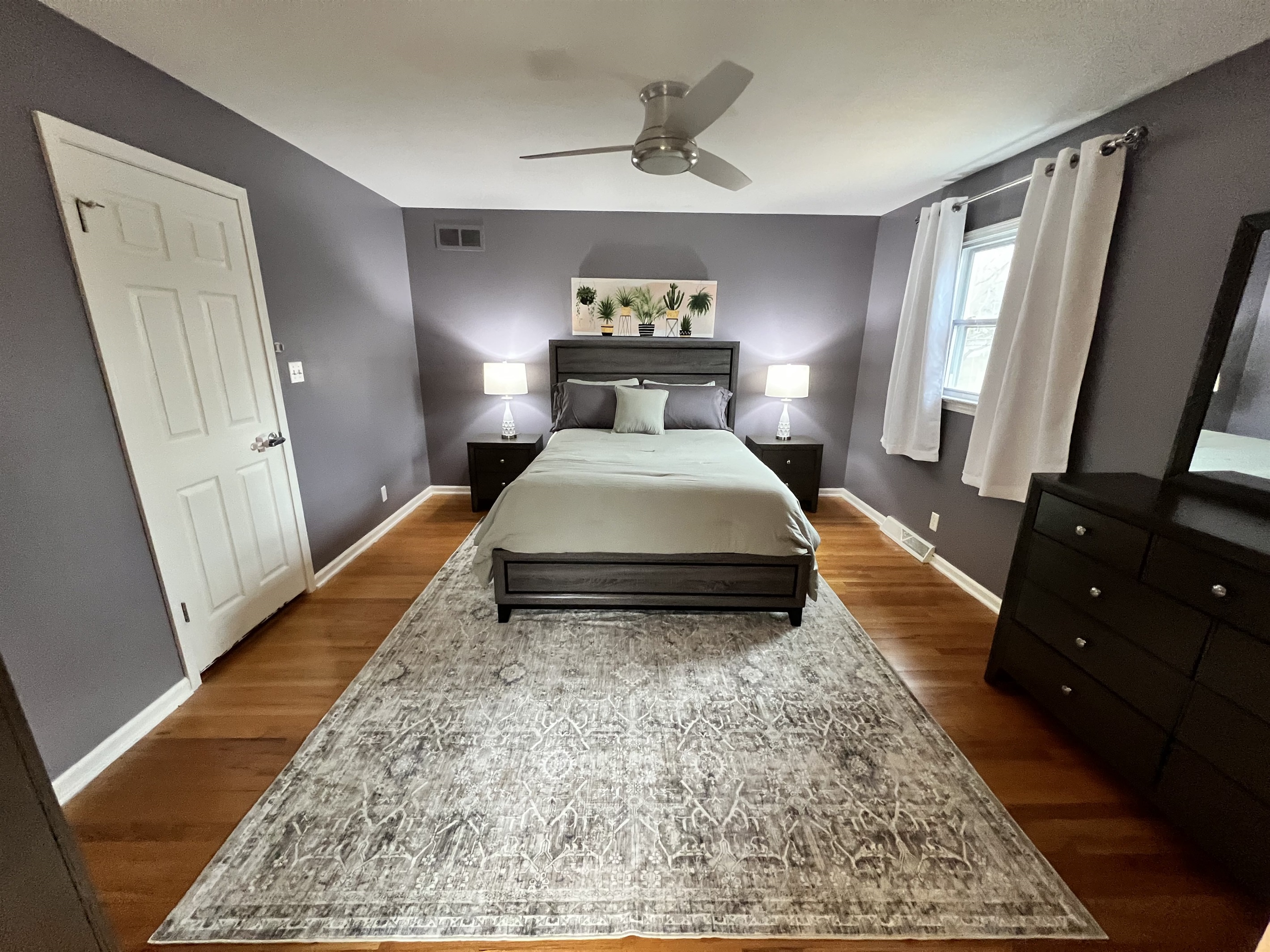Large Master Bedroom - Queen