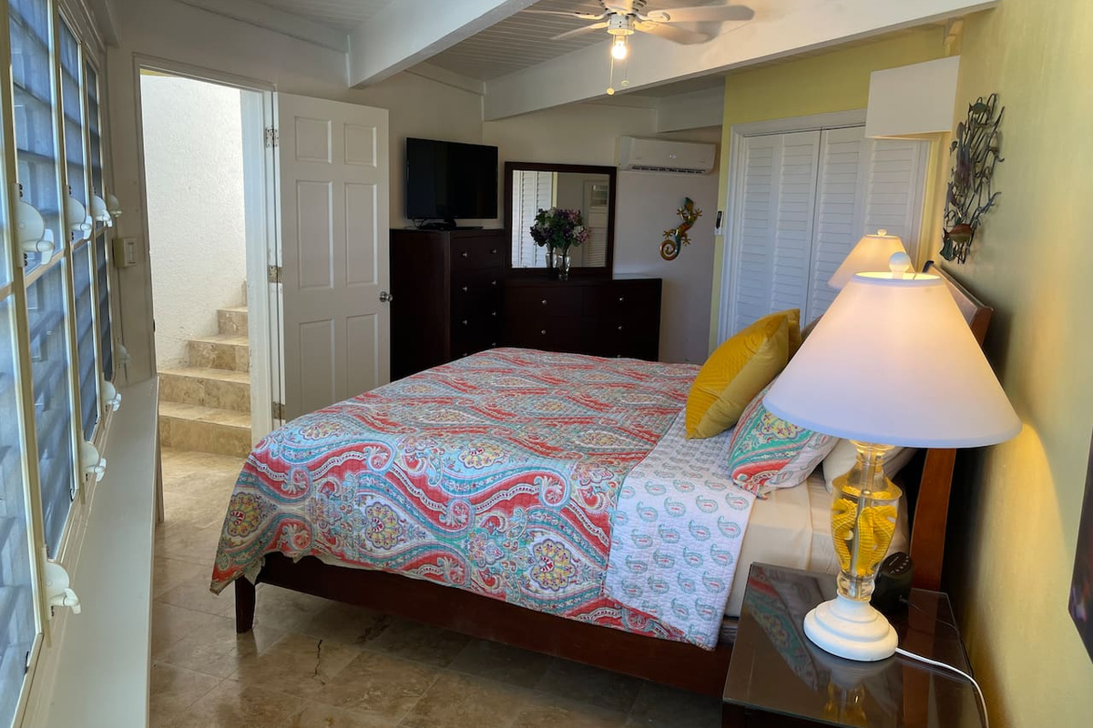 Guest Bedroom (Located on lower level) - King Bed 
