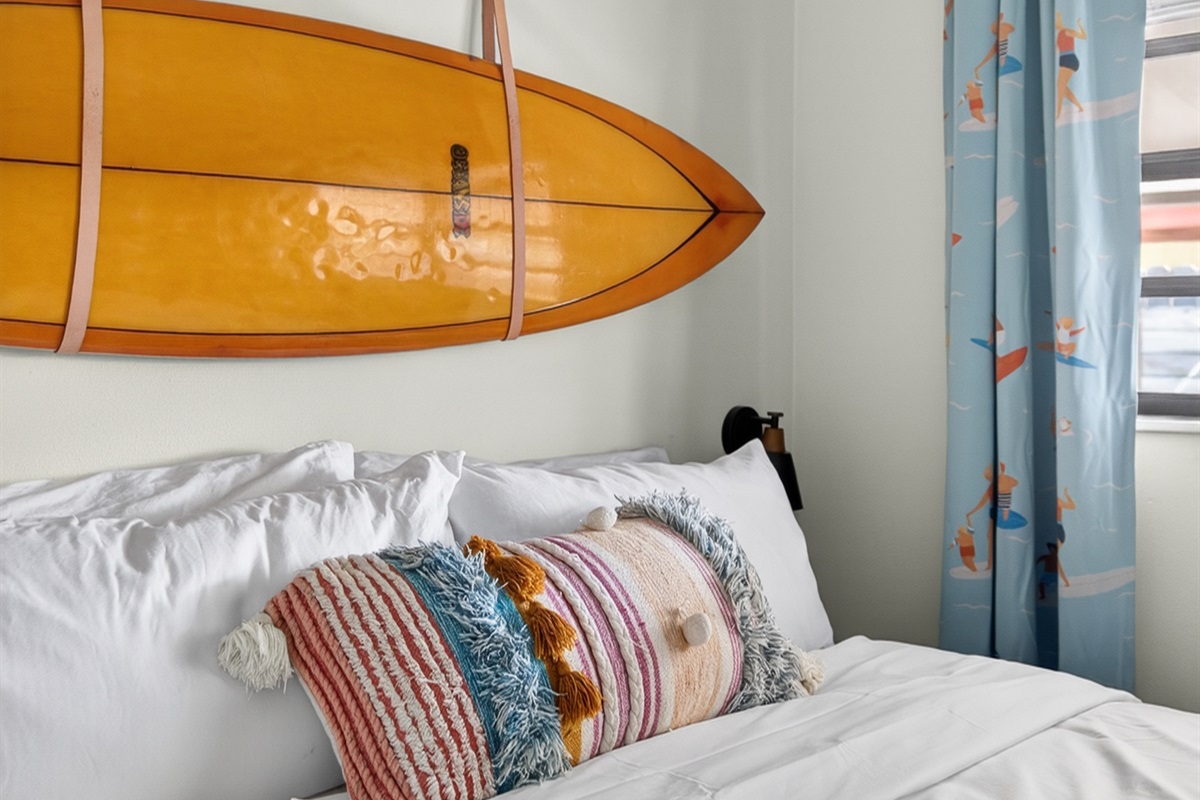 Surf Bedroom: Queen bed with mix of firm and soft sleeping pillows.