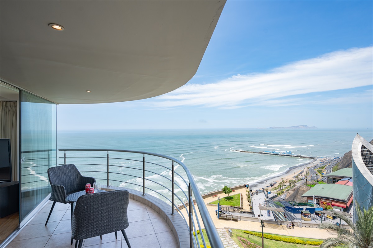 Panoramic Ocean Views: A stunning architectural layout where the wrap-around curved balcony meets expansive glass walls for an immersive Pacific experience