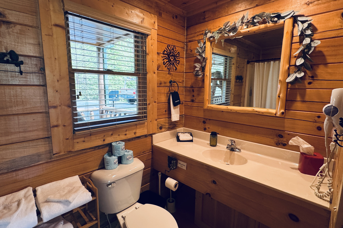 Sunrise Room full bathroom