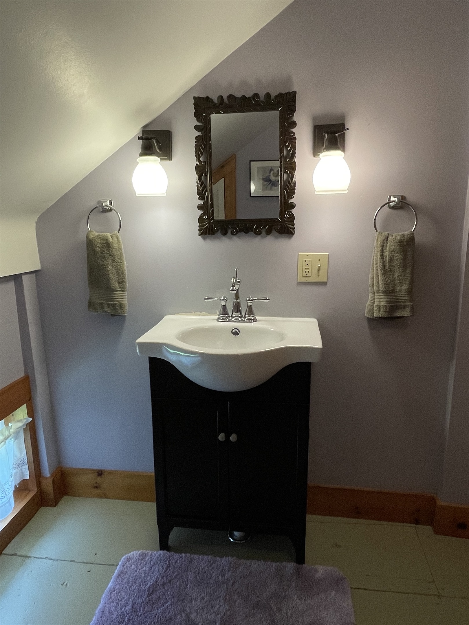 2nd floor bath off hallway, near bdrm 5 & 6