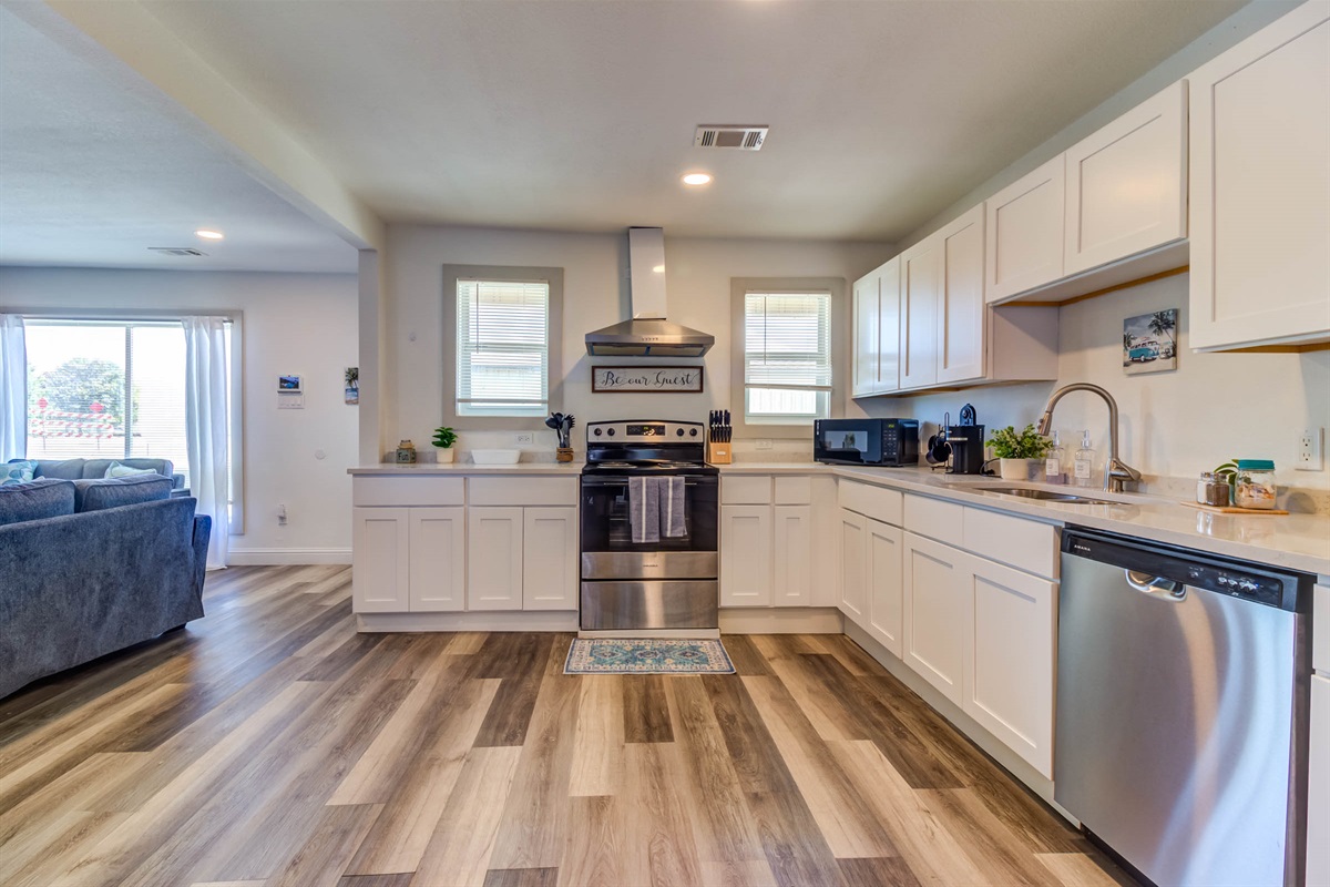 Enjoy this fully furnished kitchen 