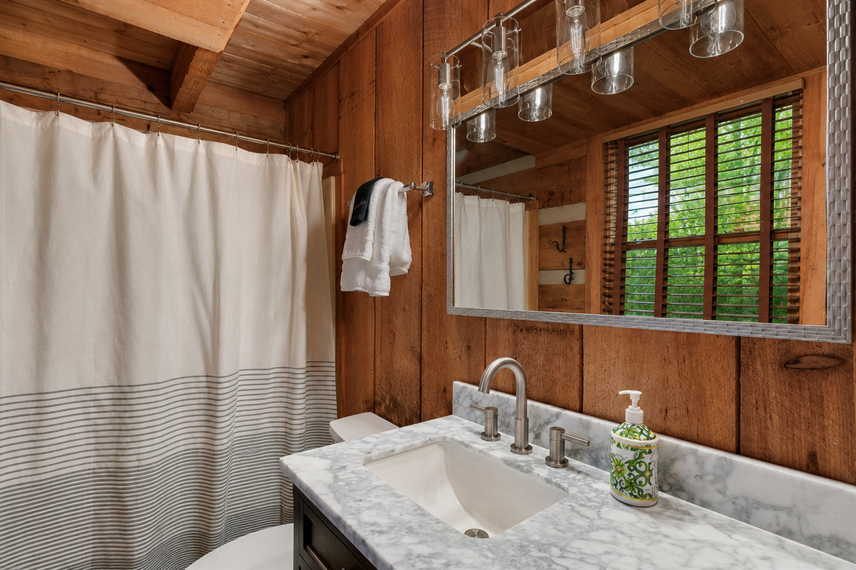 Full Bathroom with Tub/Shower Combo