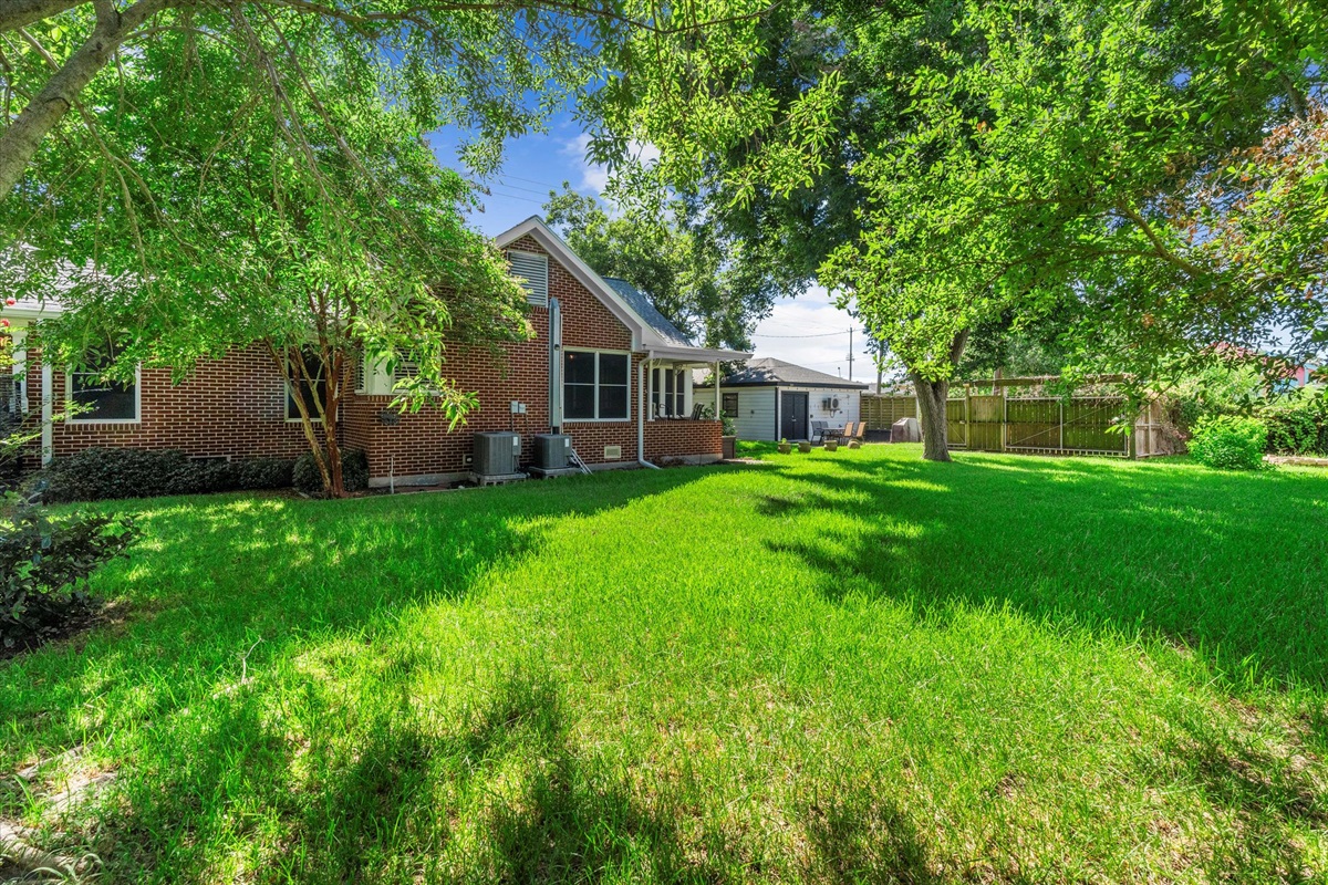 7f0b4b1b1822423dbc18eee53a421e91 Large | Beachhouse | Texas | TX | Vacation Homes | Galveston | Crystal Beach | Kokomo | Breezy Days | Beachfront Elegance | Sunrise Serenity | Southern Sands Property Management, LLC
