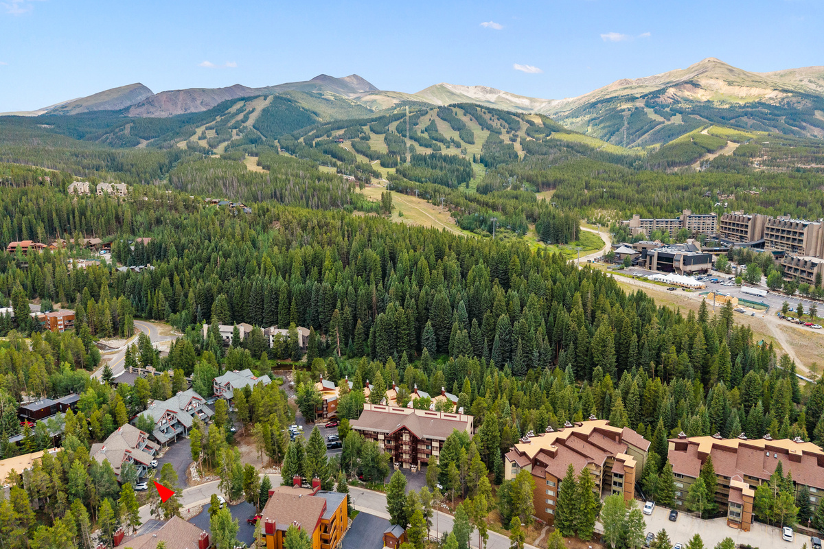 Red arrow shows location of Columbine Pine Creek Retreat within walking distance to Peak 9 at Breckenridge Ski Resort and Main Street Station dining and shops on far right. 