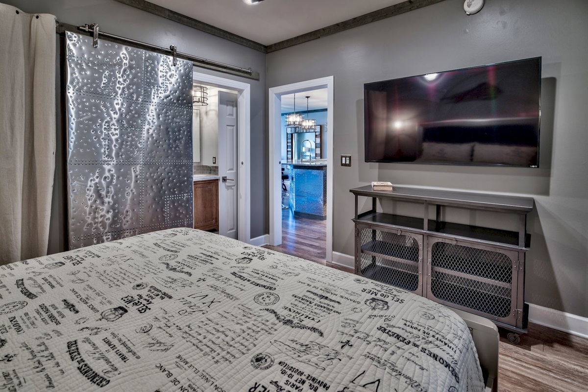 Guest King Bedroom with en suite bath