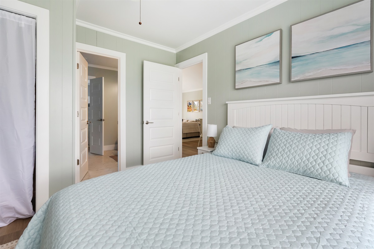 Queen bedroom with ensuite access to a jack and jill bathroom.