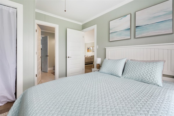Queen bedroom with ensuite access to a jack and jill bathroom.