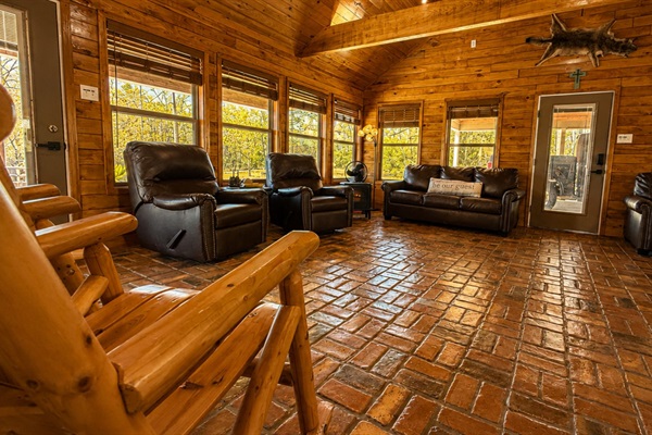 By day, The Lodge is the perfect gathering space for coffee, conversation, and football Sundays. By night? Close the blinds, dim the lights, and turn it into your own cozy movie theater tucked away in the woods 🍿🌲