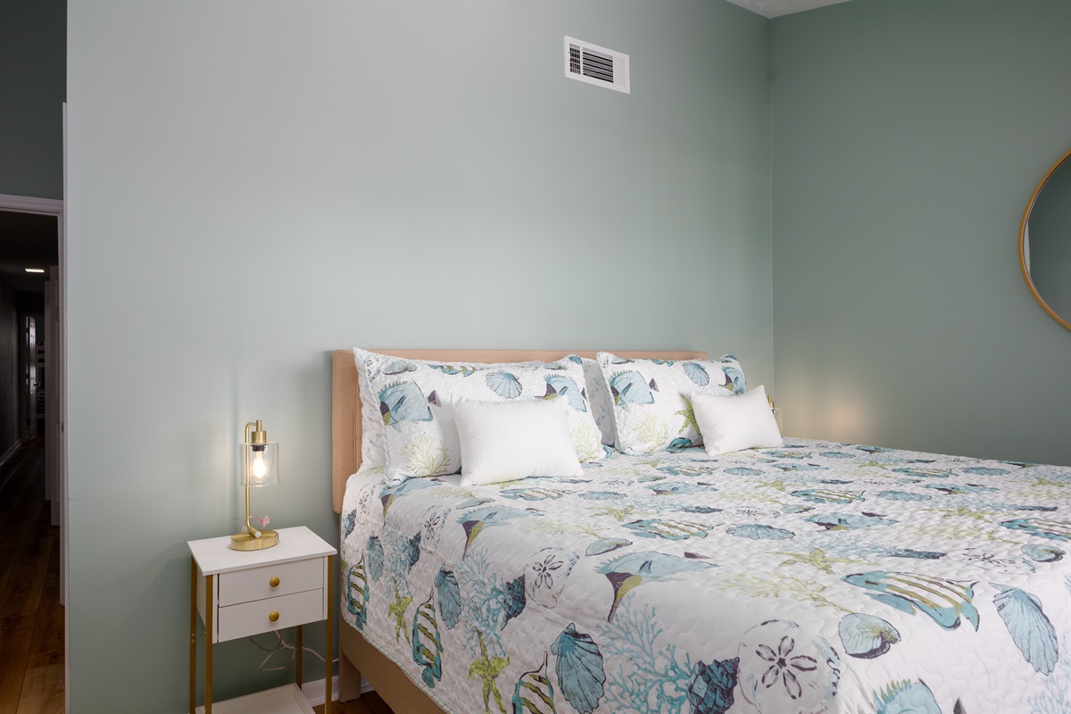 Elegant accent lamps with touch controls