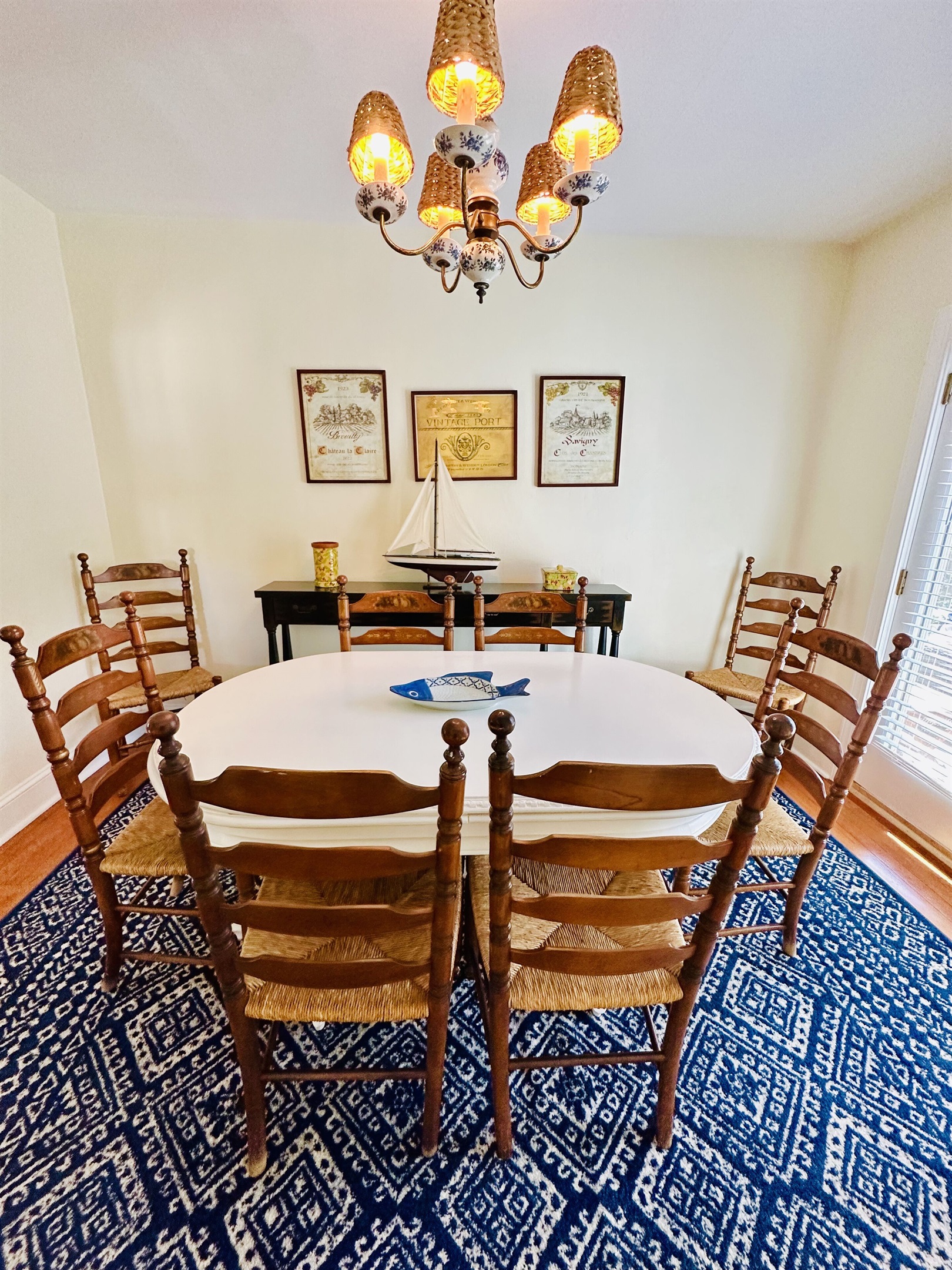 Dinning room seats 8 people 