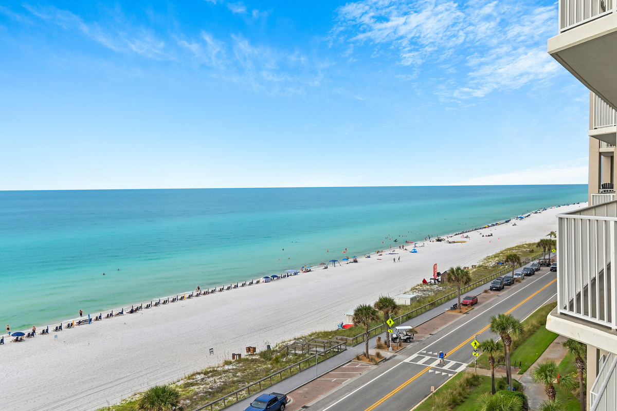 Stunning views from this 7th Floor, Corner-Unit Condo! The perfect place to enjoy your morning coffee or a cold afternoon beverage.