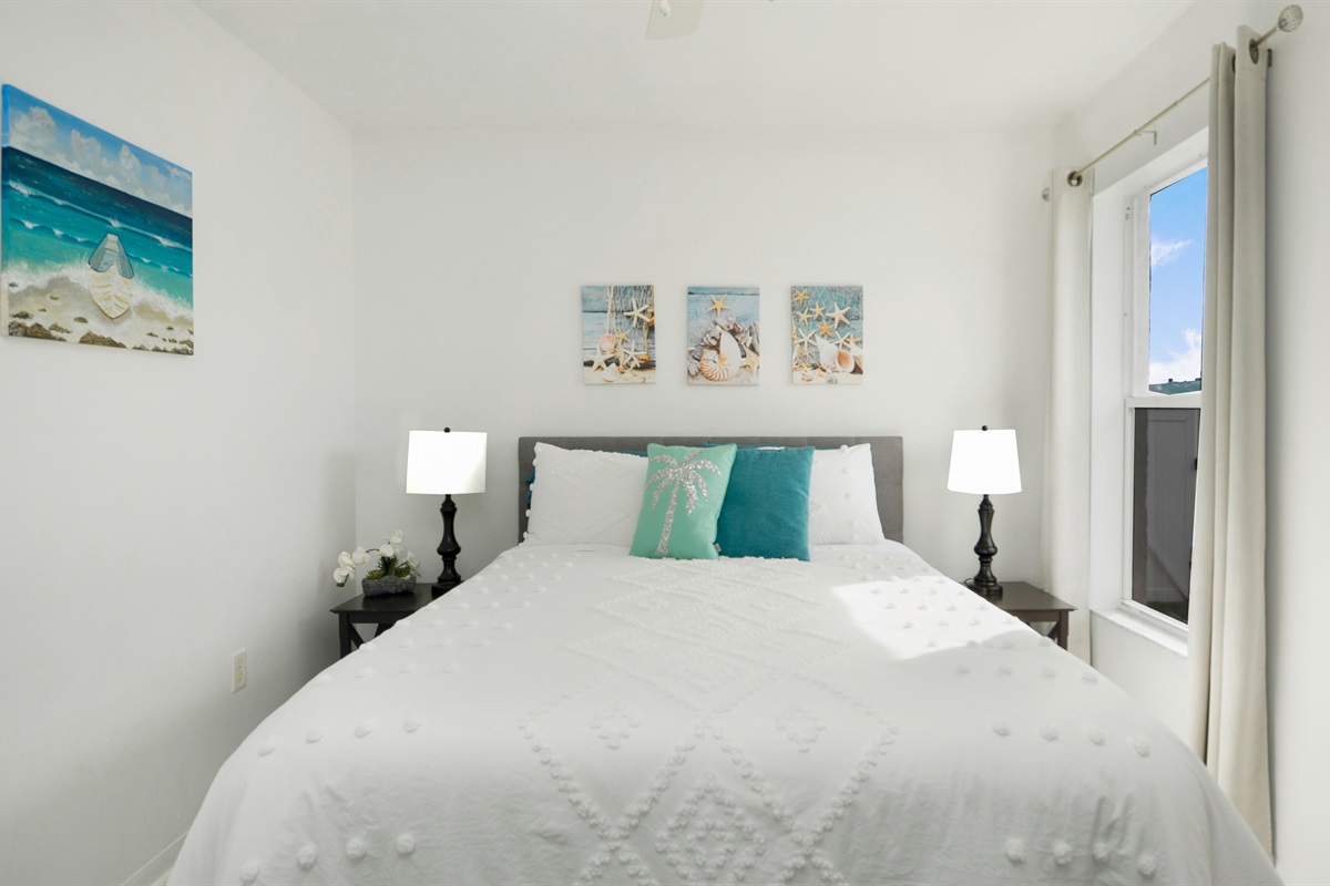 Guest bedroom with Queen-Sized bed