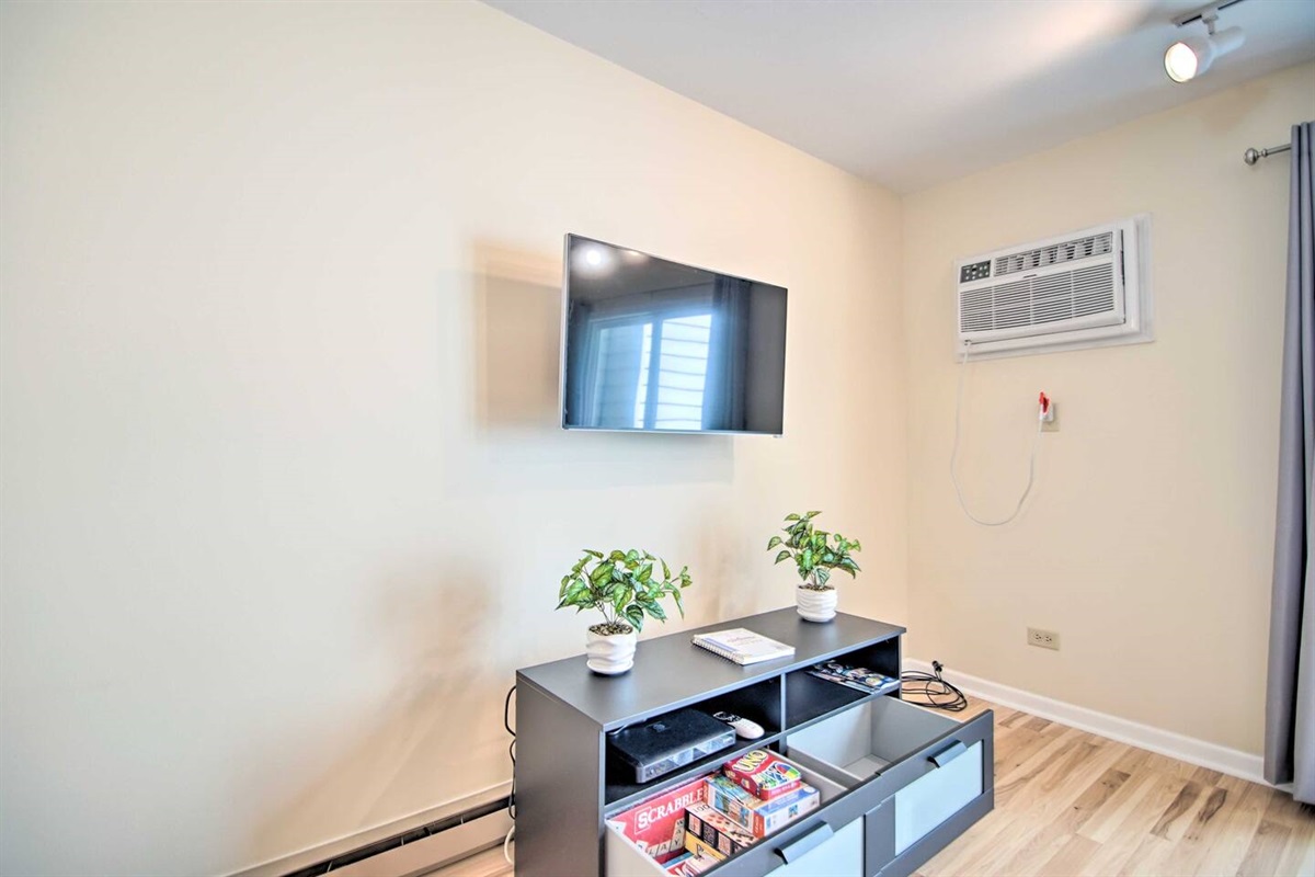 Play games, watch cable or stream movies on the smart TV and enjoy family fun together. 