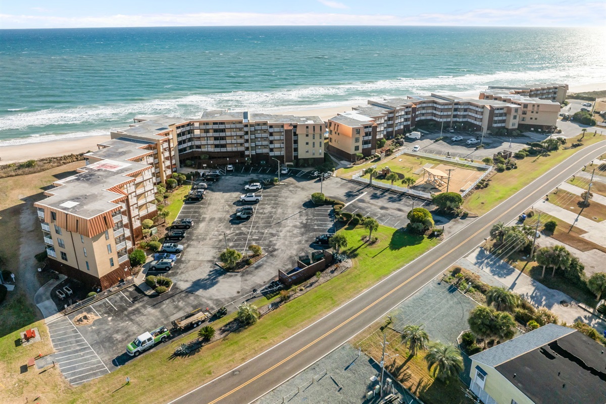 Perfectly positioned between the Atlantic Ocean and New River Inlet Road, Topsail Dunes offers easy access to the beach with convenient arrivals and departures
