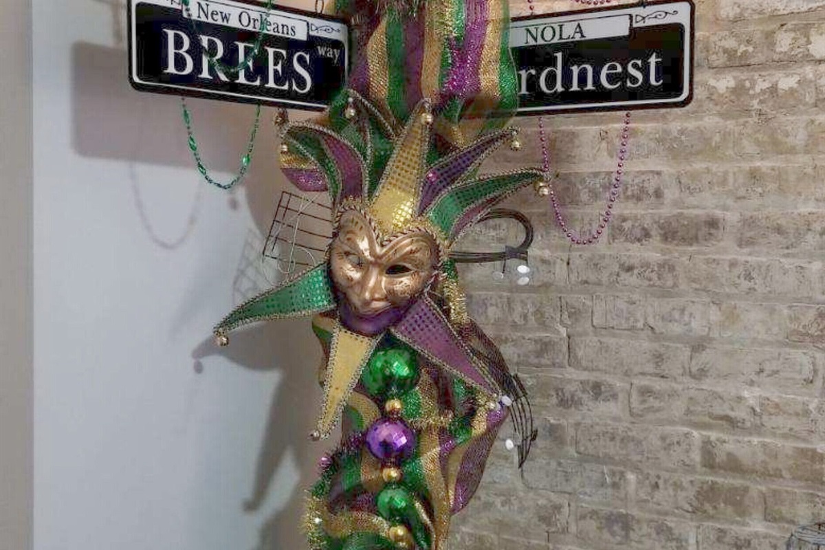 MARDI GRAS LAMP POST!