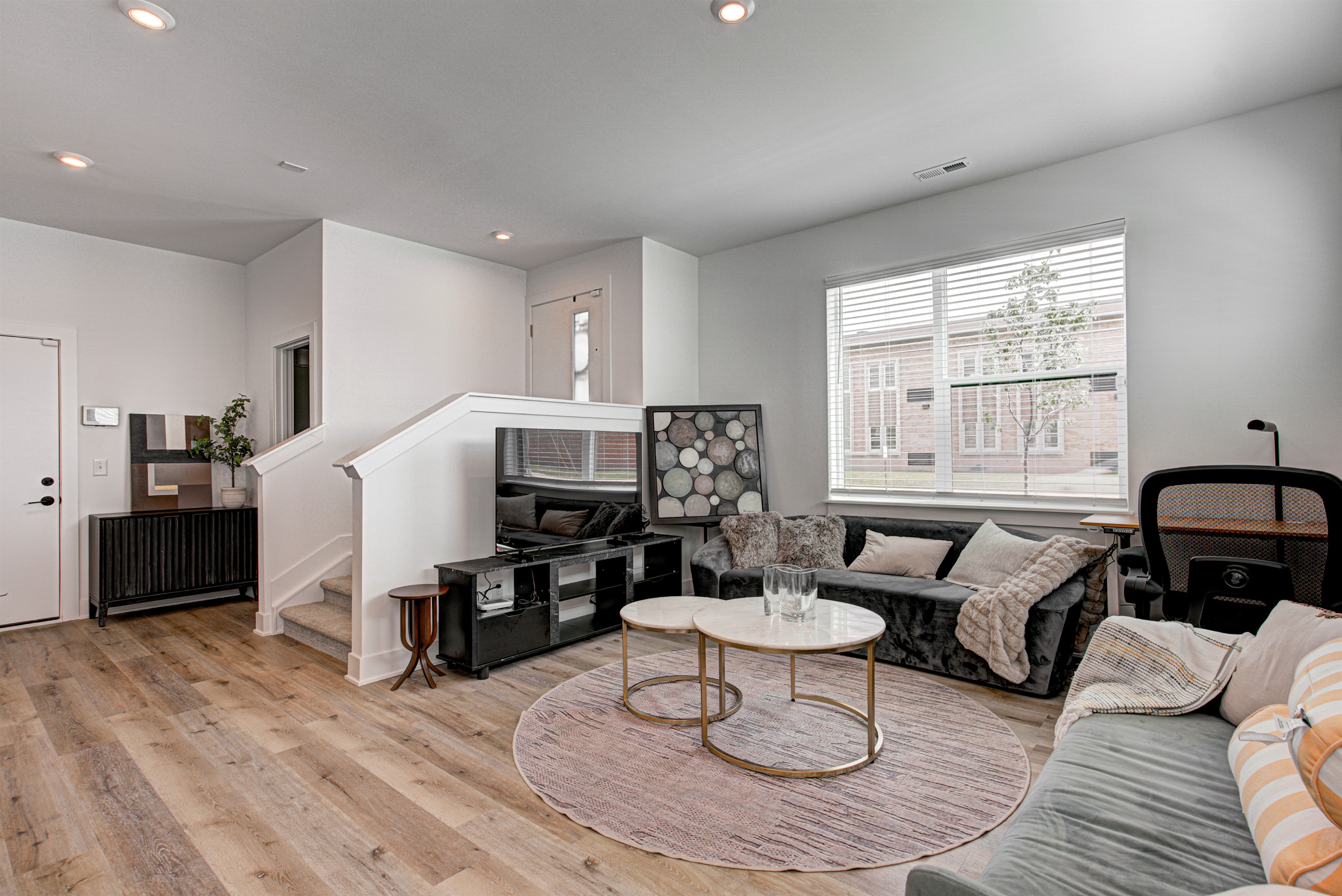 Designed for comfort and focus, this space includes a desk, chair, study lamp, TV, and a couch for breaks or reading. With lightning-fast Wi-Fi, it’s ideal for remote work, study, or relaxing.