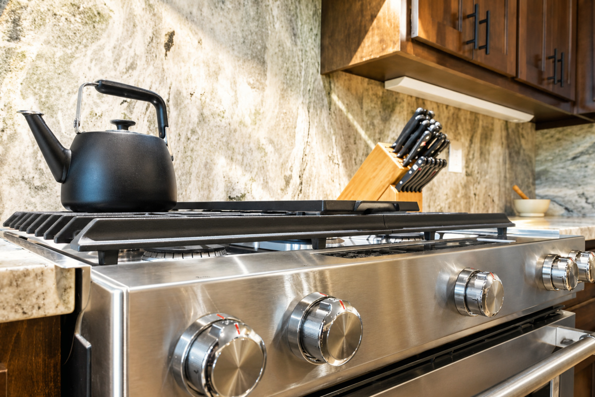 Whether it&rsquo;s pancakes or pasta, this cabin kitchen has everything you need.