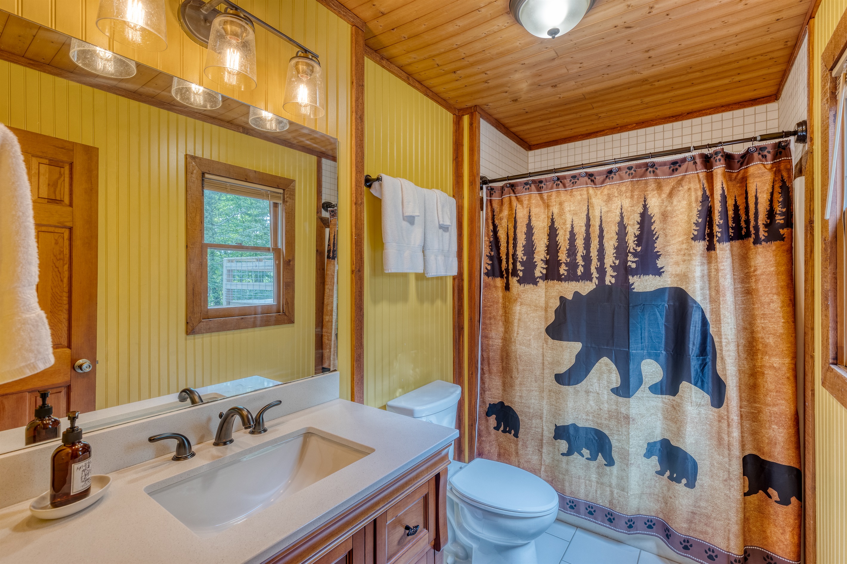 Great Room - Full Bath (Right Wing)