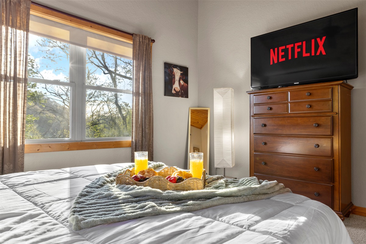 Bedroom Retreat: Sunlit haven with a lush view, comfy bed, and Netflix for ultimate relaxation!

