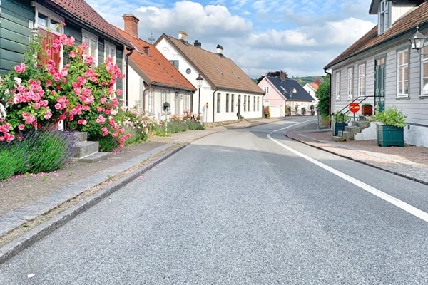 Huset ligger en kort promenad från Båstad hamn och centercourten. 