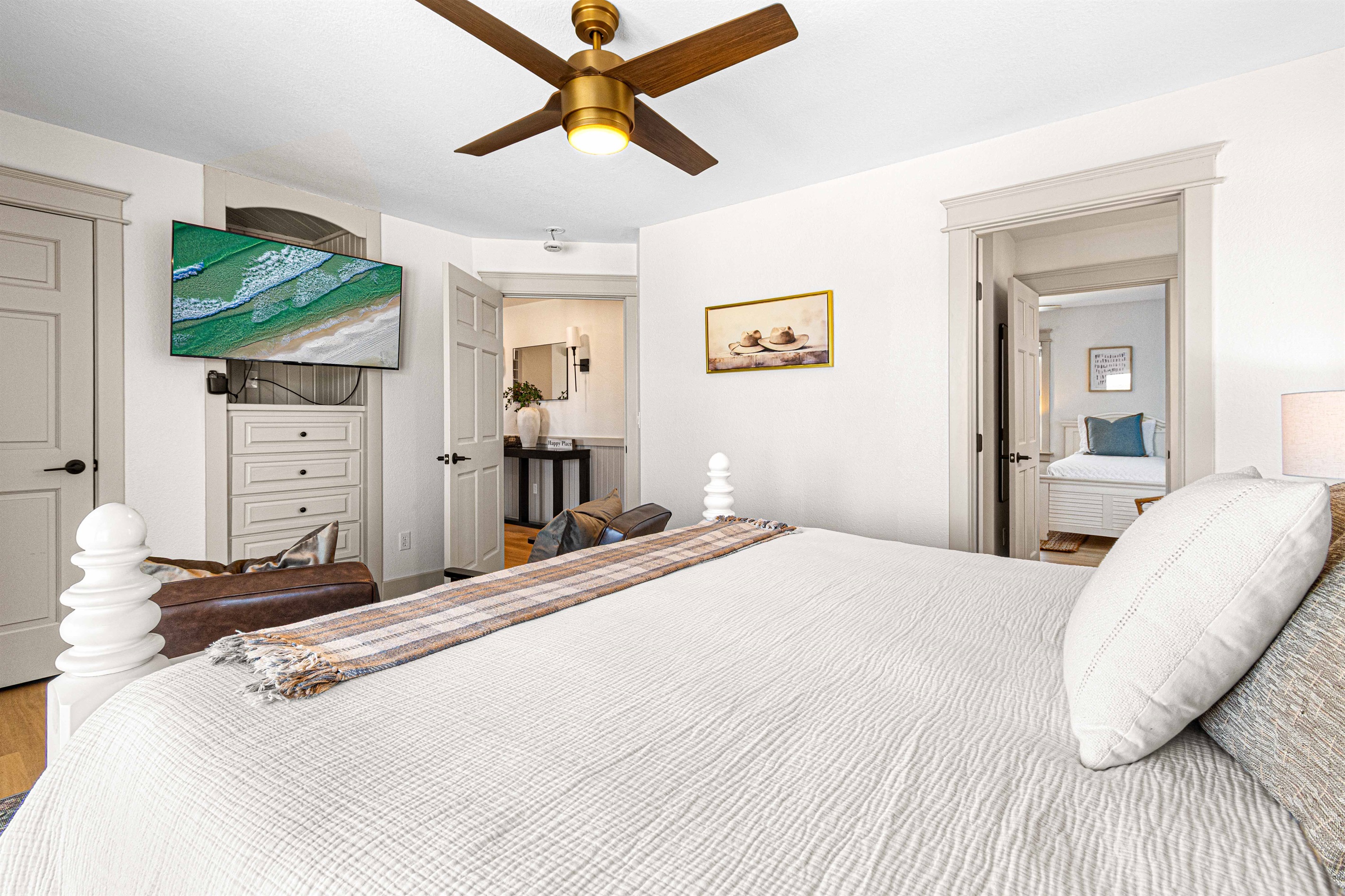 King bedroom with Jack & Jill bathroom