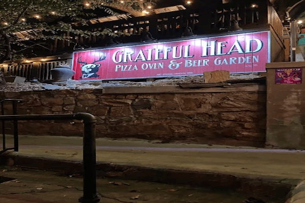 Grateful Head Pizza Oven & Tap Room – Laid-back cabin vibes (10 min drive)