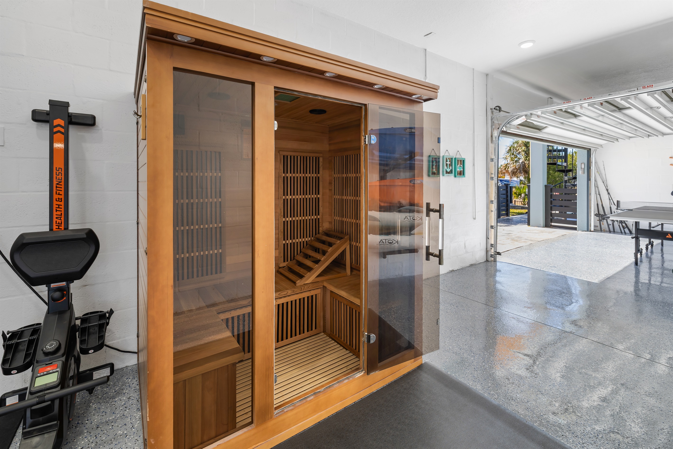 Located on Canal,Pool, Gym, Boat dock 6