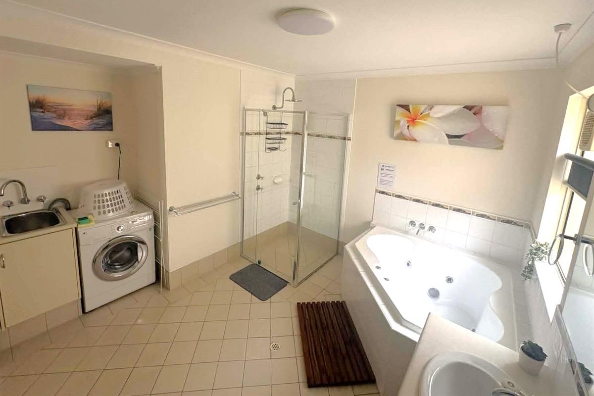 Bathroom / Laundry Combo with spa bath in U205