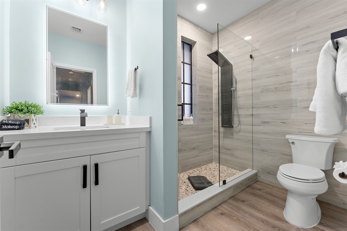 🛁 Spacious upstairs bath shared by two cozy bedrooms.