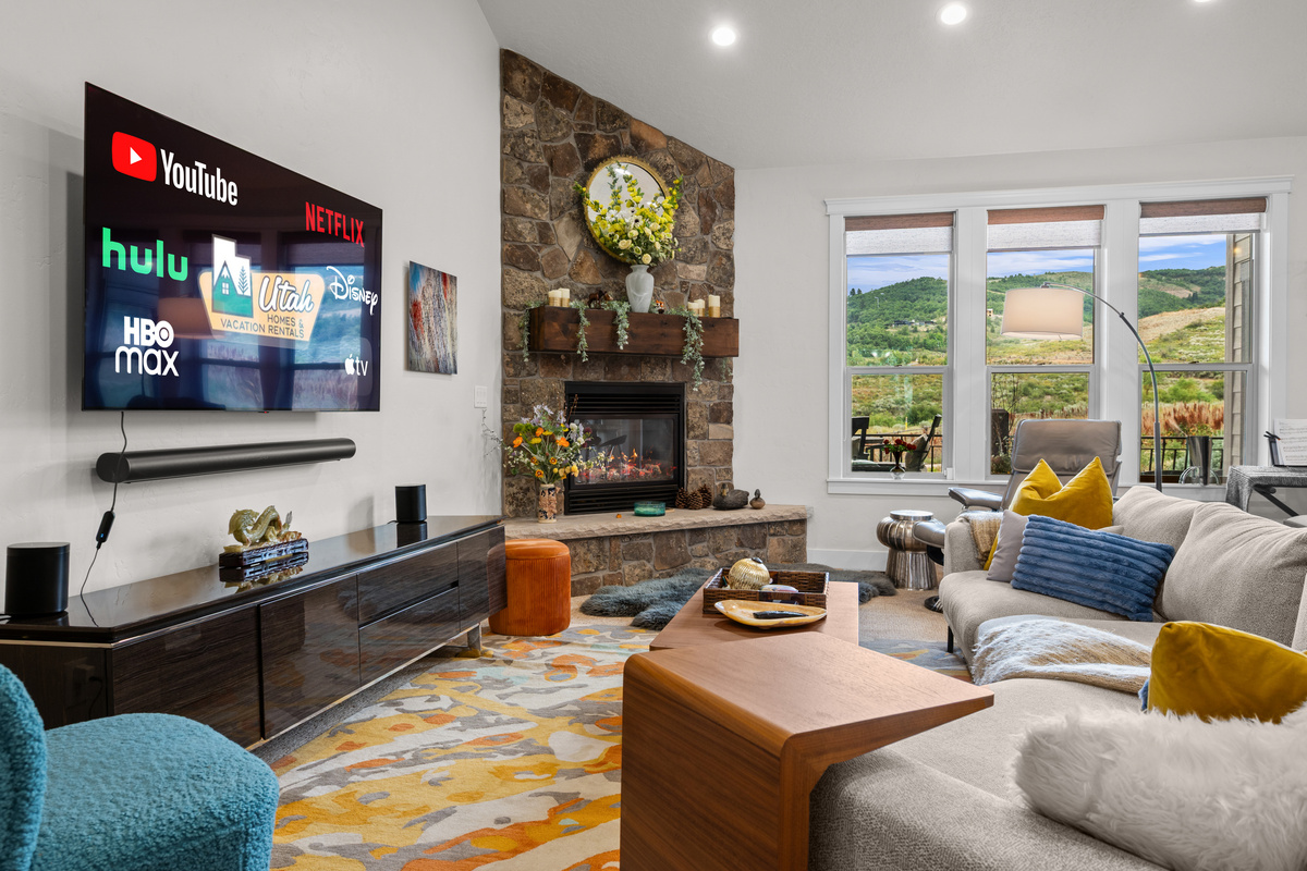 Welcome to Meadowlark Nest in Chalet at Edgewater, within walking distance of Pineview Reservoir and across from the Edgewater Community.