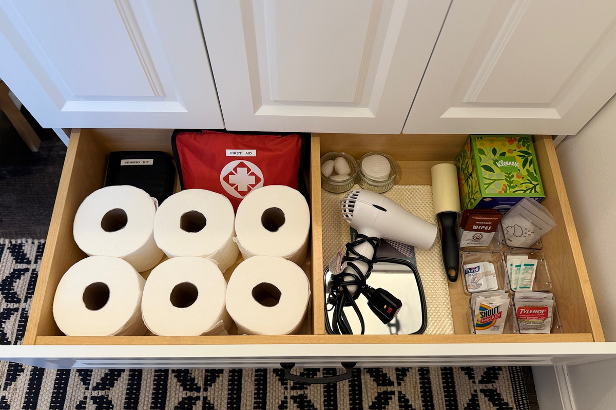 Fresh bath towels and black makeup cloths are stocked for guest use.