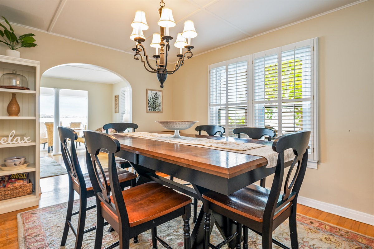 Host memorable meals in this classic dining room with seating for eight and beautiful natural light 🍽️🕯️🌿